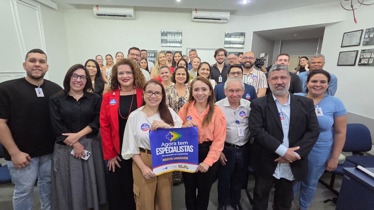 grupo de pessoas posa para a foto